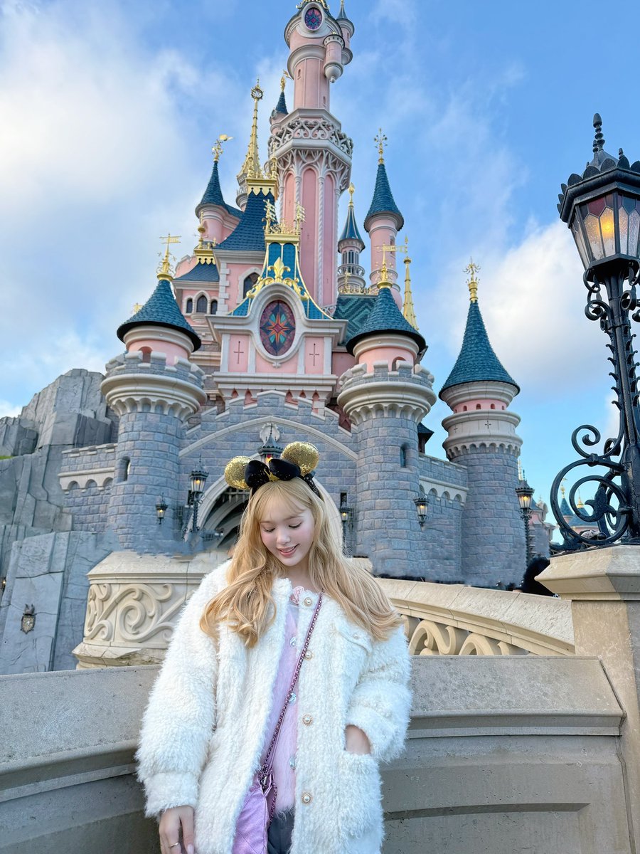 0220nicole's tweet photo. ViVi撮影でパリ🇫🇷♡
(本当可愛すぎる撮影なのでお楽しみに)

撮影終わりにディズニーに行けて
ハッピー🥹🎀

クリスマス時期なのでどこを切り取っても可愛い☺️ https://t.co/Pe3063aQ85