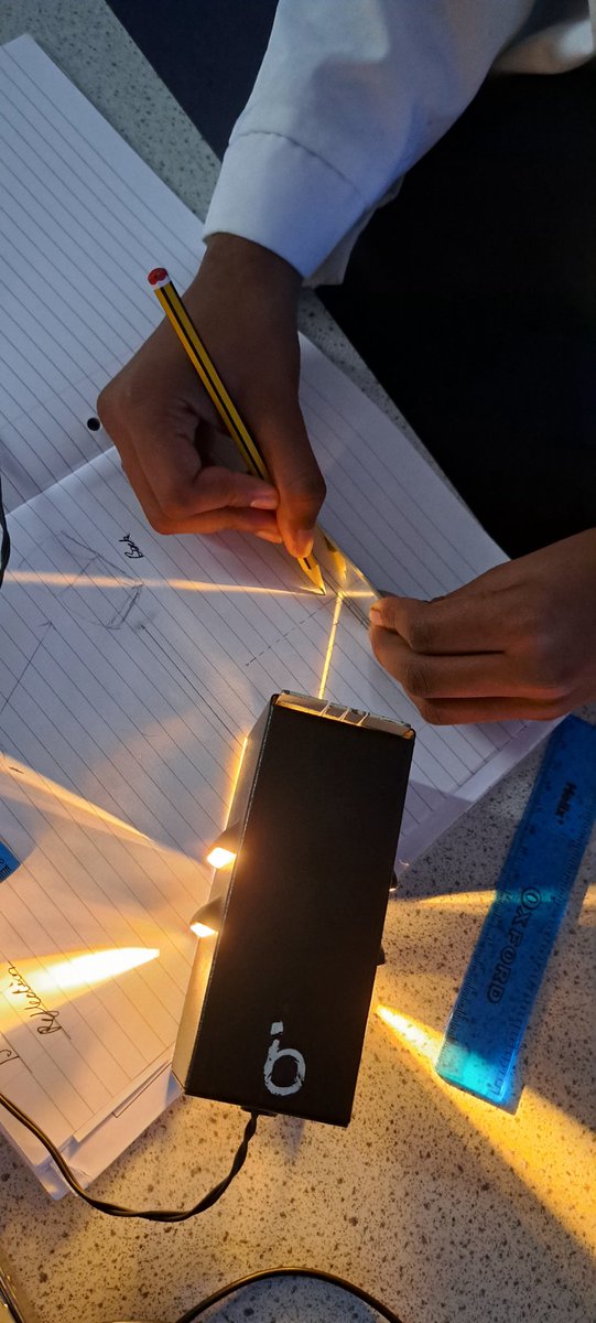 8A have been busy the past few lessons investigating light 💡 Law of Reflection being tested here! <a href="/DartfordGS/">Dartford Grammar</a> <a href="/DrCourtDGS/">Dr Court</a>