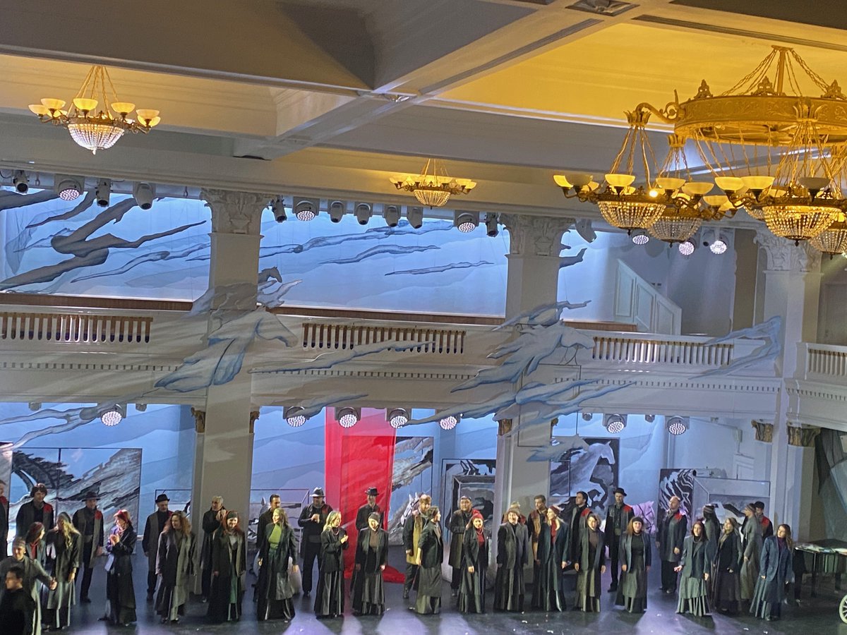 В опере «Алеко» цыганки выглядят не как певицы из цыганского хора, а как настоящие цыганки с привокзальной площади