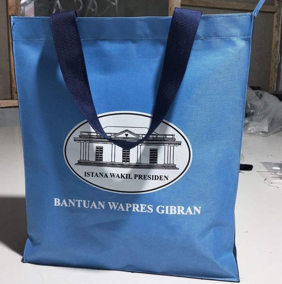 (((Bantuan Wapres Gibran)))
Ini pake uang pribadi gibran kah? Atau pake APBN/uang rakyat? Kalo pake APBN brati memang persis mulyono dulu, bansos untuk rakyat yg sumbernya dari uang rakyat tapi diklaim "bansos jokowi" seolah-olah itu berasal dari kedermawanan mulyono💀