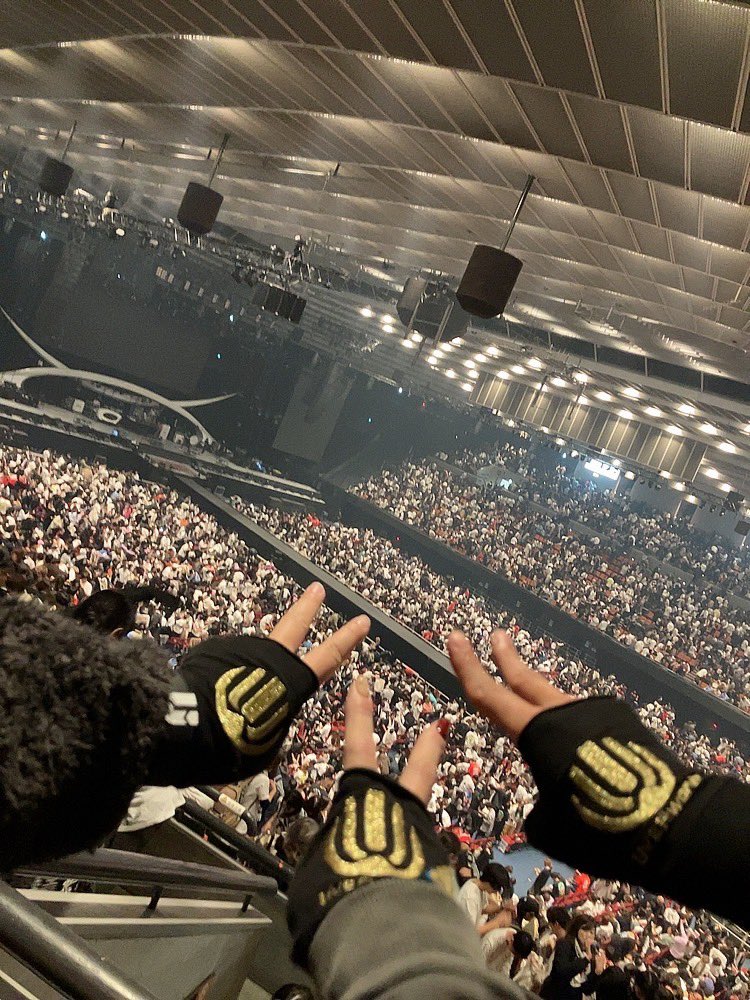 Ctake2_ss's tweet photo. 大阪城ホール2days最高のセトリやったねぇ！！！！！！！

後ろに座ってた子供が、ずっと座って見てたけど
ENの時だけ「これききたかったやつ！」って立ってテンション上がっててホッコリしたよね☺️いいぞいいぞ

#UVERworld https://t.co/7nDgzCJHfu