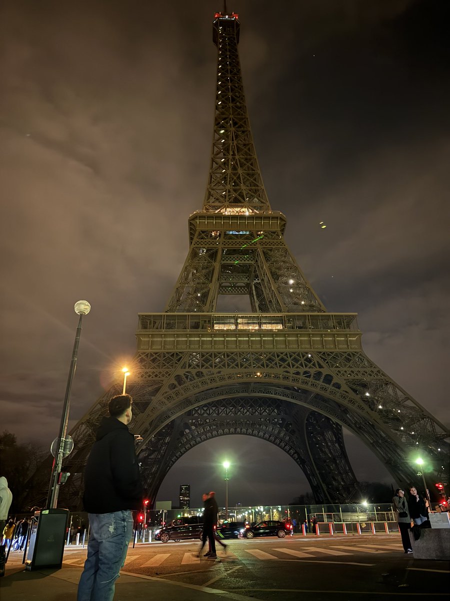 Si en 2016, cuando empecé a coger dos tocadiscos, me llegan a decir que la música me iba a llevar hasta París… 
me hubiera reído en su cara la verdad…
Crean en los sueños familia, con trabajo todo llega ❤️