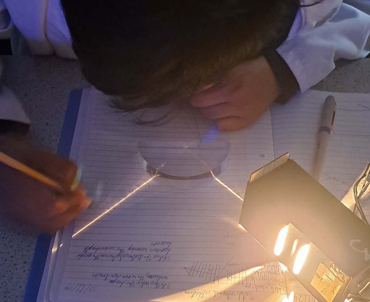Final one from 8A this week, investigating total internal reflection 🪞 (also started to see some dispersion happening, so keep you eyes peeled for next weeks practical!) <a href="/DartfordGS/">Dartford Grammar</a> <a href="/DrCourtDGS/">Dr Court</a>
