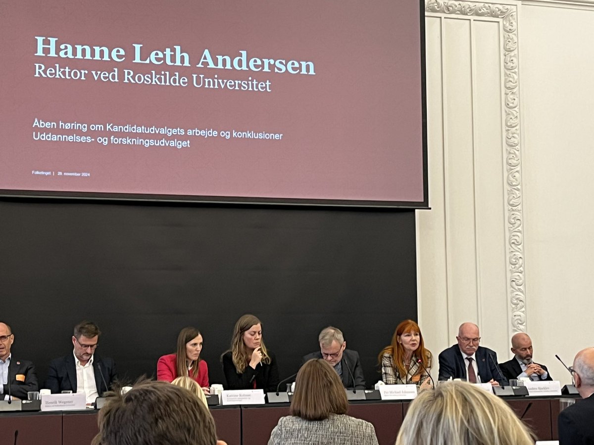 “Det er vigtigt med STEM og IT i Danmark. Det er OGSÅ vigtigt med humaniora og samfundsvidenskab i Danmark!” Tak til rektor <a href="/HanneLethRUC/">Hanne Leth Andersen</a> for at få hele viften med! 💪🏼#uddpol <a href="/djoef/">Djøf</a>
