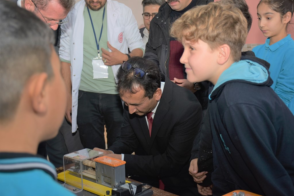 memkaraman's tweet photo. Eğitimde Sanat, Spor ve Teknoloji Rüzgarı: İbrahim Bey İlkokulunda Yeni Atölyelerin Açılışı Yapıldı

İbrahim Bey İlkokulunda, 21. yüzyıl becerilerine uygun bir şekilde tasarlanan ve öğrencilerin sanat, spor, akademik ve kültürel alanlarda gelişimini destekleyen çok yönlü atölyelerin açılışı yapıldı.

Haber 👉https://t.co/hKwJD1IHBL

@tcmeb @Yusuf__Tekin @mebtegm @KaramanValiligi