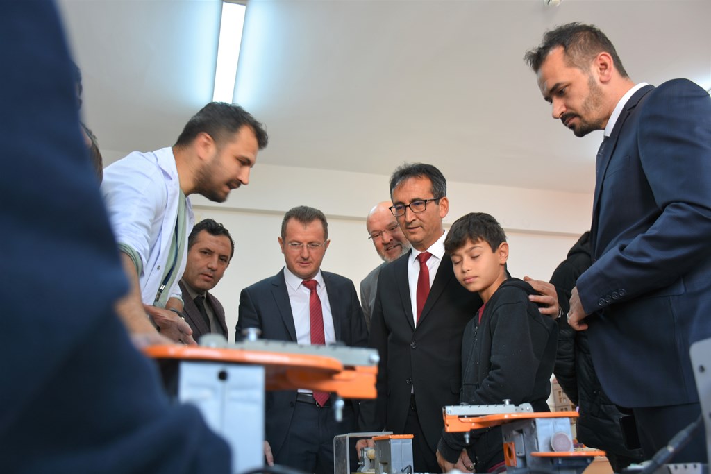 memkaraman's tweet photo. Eğitimde Sanat, Spor ve Teknoloji Rüzgarı: İbrahim Bey İlkokulunda Yeni Atölyelerin Açılışı Yapıldı

İbrahim Bey İlkokulunda, 21. yüzyıl becerilerine uygun bir şekilde tasarlanan ve öğrencilerin sanat, spor, akademik ve kültürel alanlarda gelişimini destekleyen çok yönlü atölyelerin açılışı yapıldı.

Haber 👉https://t.co/hKwJD1IHBL

@tcmeb @Yusuf__Tekin @mebtegm @KaramanValiligi