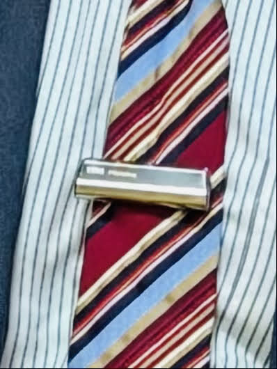 shimamura_kyoto's tweet photo. 【チューナーレボリューション】
ストラップに装着してチューニングができるKORGの新製品『PST-1』がどうしてもタイピンにしか見えなかったので…実際にタイピンとしてつけてみました👔

まって、違和感なさすぎる😆これ全然タイピンとしても使えちゃいますYO🙌

#KORG #Pitchstrap #PST1 #チューナー https://t.co/Ux5OayQPPP