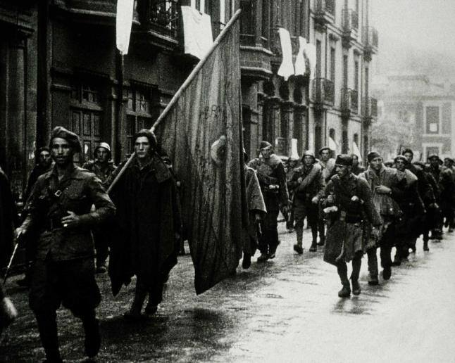 (5)
Francia, los huidos desde el día 20, las condiciones de salida han sido patéticas, aunque la llegada a puerto seguro, alegra un rato dentro de la desgracia.
El recibimiento en Gijón de los requetés, es hosco, triste e inamistoso. 
Gijón es una ciudad conquistada.