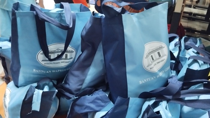 Ya Allah Ya Rabb,,
Presidennya ngomongin strategi anggaran dan upgrade kualitas pendidikan nasional termasuk peningkatan kesejahteraan dll, nie wapres kerjaannya cuma gimmick doank. Ampyun!