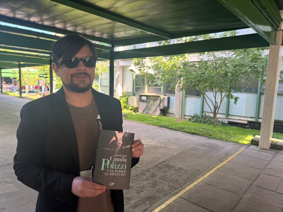 Una detallada charla acerca del proceso de investigación que realizó para escribir el libro "Camila Polizzi: El poder al desnudo" realizó a los estudiantes de primer año de Periodismo UdeC, el ex alumno y actual periodista de Interferencia, Maximiliano Alarcón <a href="/macsialarcon/">macsialarcon</a> 📚✍️