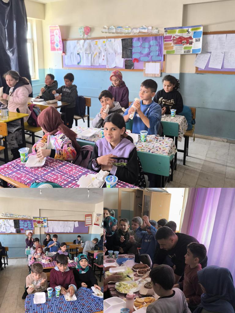 AkifHaskoy's tweet photo. Sınıf Öğretmenimiz Ferhat BARİK öğrencilerine kendi eliyle yaptığı çiğköfteyi ikram etti.Öğretmenimizin eline sağlık.@MusMilliEgitim1 @HaskoyMem @bozyel_necdet https://t.co/gLHKVhhV3p