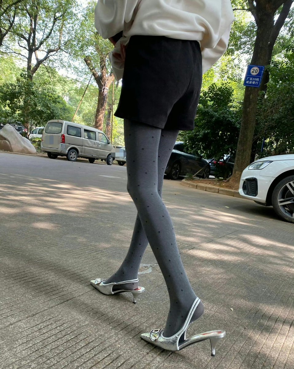 0579浙江金华网友分享，坐标婺城区。刚给老婆买的厚灰丝，发出来给网友们YY，评论区可尽情羞辱，金华同城高素质的同好可上门保养，想去的私信我报名。 https://t.co/1vuNGOzwGQ