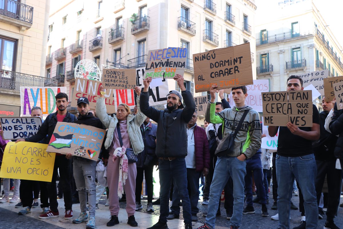 caritasbcn's tweet photo. 🔴 A Barcelona 1.245 persones dormen al carrer.

📢 Avui ens hem concentrat a la plaça Sant Jaume per reivindicar una llar digna per a tothom i reclamar més polítiques per combatre el sensellarisme.

+ info 👉 https://t.co/KiPo3KcMuI

#NingúSenseLlar #DiaMundialSenseLlar https://t.co/HoDNJm5Dcn