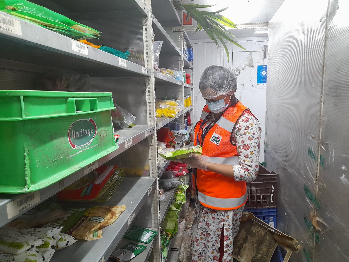 Foodsafety_Slp's tweet photo. Today, i.e on 28/11/2024 the Food Safety Officer of Circle-19,GHMC, conducted an inspection at Kiranakart, Premnagar, Erragadda, and lifted samples for lab analysis. https://t.co/VwBbTDoYqf