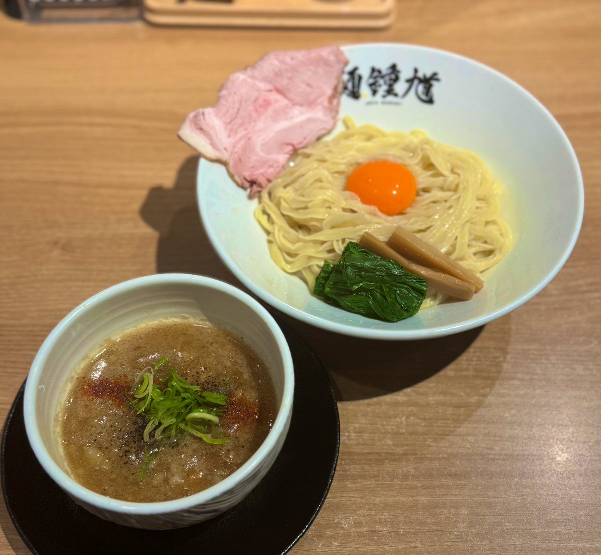 SapporoShouki's tweet photo. 12月限定
【釜玉ウイング背脂つけ麺】
オープンから大変お世話になったお客様が先日急逝されました。
その方が大好きだったウイング麺。
今回は追悼の意味も込めて月限定にしました。

内容は先日のでぶちゃんアレンジです！
ニンニクデフォで入ってます！
冷盛熱盛選べます！
よろしくお願いします！ https://t.co/VlAH7aPhUS