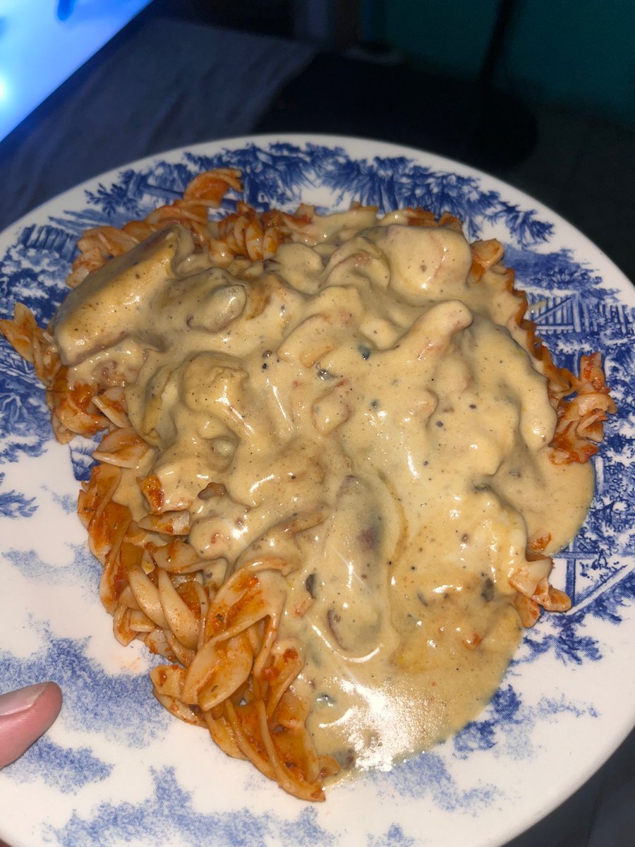 flavoryboy's tweet photo. POV: Tratando ficante como ficante⬇️
Chamei pra dormir na minha casa e ainda fiz um creme de batata com frango e macarrão picante pro querido🥹 https://t.co/TMD6OrMjyB