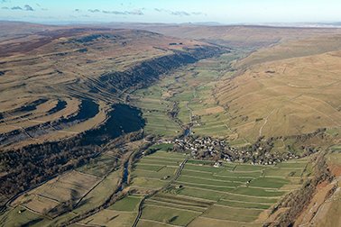 📢 14,472 new photos added to our Air Photo Explorer. More than 500,000 images online!

Extra bonus: we've added our aerial mapping, giving more info about #archaeology visible in photos.

➡️bit.ly/AirPhotoExplor…

Here's Braybrooke Castle, Chatham Dock, Wharfedale, Caer Caradoc