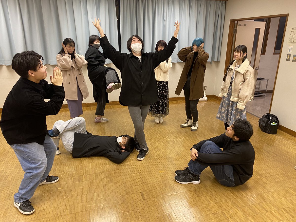 Bee_Arts_'s tweet photo. 本日稽古でしたー！
かなり終盤に差し掛かってきたので、詰め作業が始まってます！！

写真のポーズがとあるキャラばっかりになってるのが悩みです笑
もっと色んなキャラのポーズで撮れるように次回は考えてきます！！

#ビーアーツ演劇部 https://t.co/yAZOWlcZa5