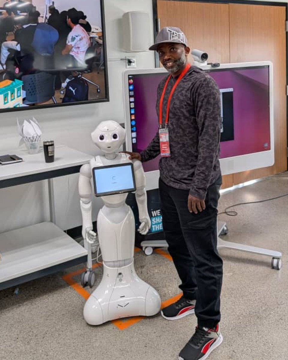 ReachDrMuganga's tweet image. While on my North America Tour of top higher education institutions, I encountered an extraordinary Mechatronics Teaching Assistant @HumberPoly (Barrett Centre for Technology Innovation). This teaching assistant is an artificial intelligence-powered robot. It supports students…