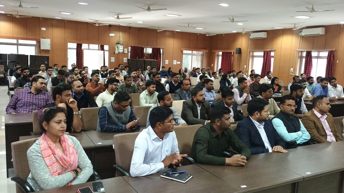 आज अजमेर के आरआरटीआई सभागार में आरटीएस के 31 वें बैच के तहत आधारभूत प्रशिक्षण प्राप्त कर रहे आरटीएस प्रशिक्षु अधिकारियों को संबोधित किया।