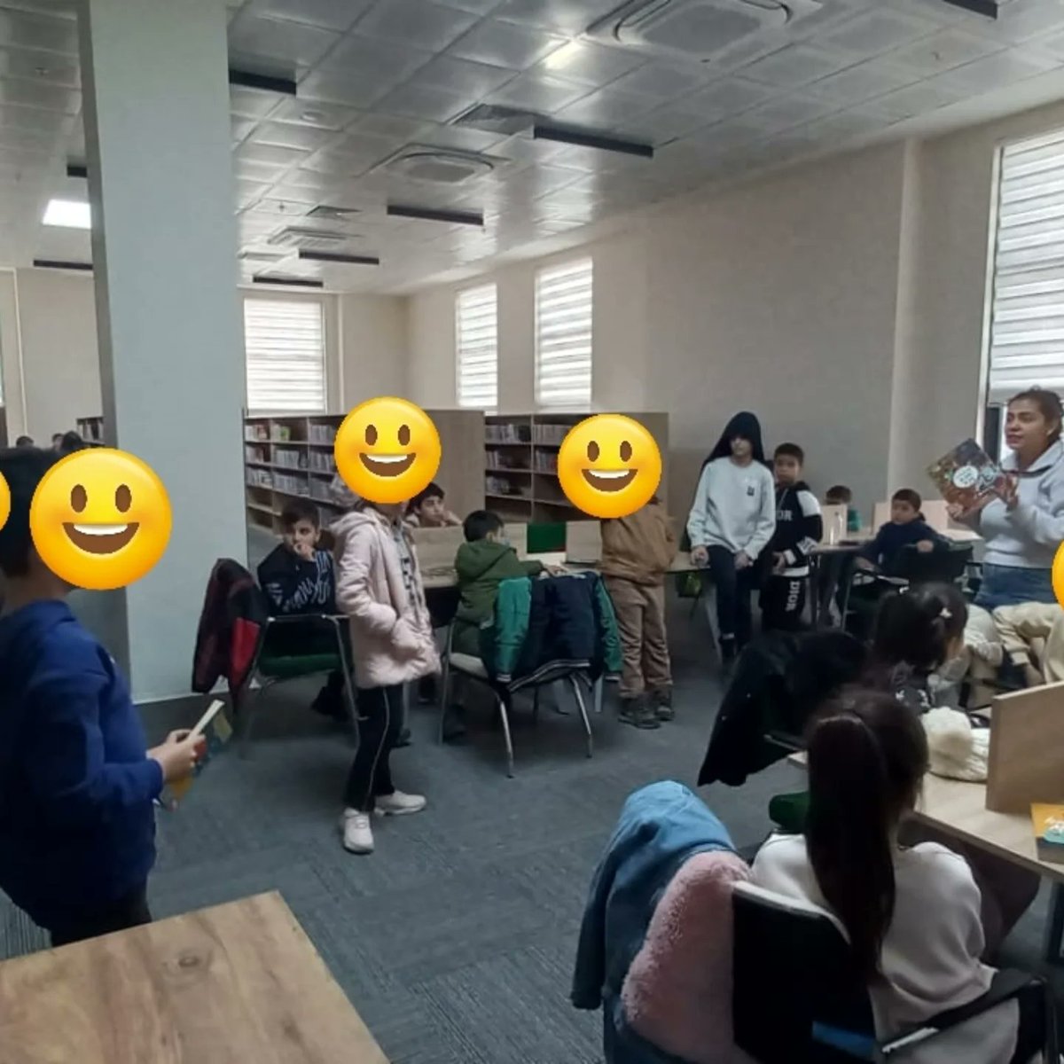 gd_halk's tweet photo. Hüsnü Özyeğin ilköğretim okulu öğrencileri ile  kütüphanemizde "el ayak koordinasyon oyunu" oynayıp eğlenceli vakit geçirdik öğrencilerinize ve öğretmenimize teşekkür ederiz.
#etkinkutuphane
#kutuphanemiseviyorum https://t.co/5sY1mS3CVs