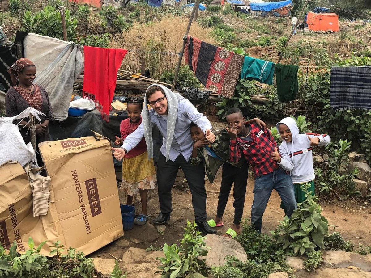 RabinoGarmon's tweet photo. #Los_Judios_De_Etiopía 🇪🇹 y la fiesta de la #SIGAD

Miles de judíos etíopes se congregarán hoy en Jerusalén para celebrar la festividad del #SIGAD (la postración). 

Los llamados kessim, líderes religiosos de la comunidad, serán los encargados de dirigir los rezos en la milenaria lengua semítica ge’ez que se conmemora el día 29 del mes de Jeshvan, justo 50 días después de Yom Kippur.

Los congregados, ataviados en las vestimentas tradicionales etíopes, se reúnen y hacen ayuno en Jerusalén, emulando a los judíos en el Sinaí ante el recibimiento de la Torá, mientras recitan salmos y leen el Orit, la Torá etíope.

Desde el año 2008, el Sigd se convirtió en festividad nacional israelí.

ማልካም ሲጋድ ባሃል - Feliz sigad a todos!