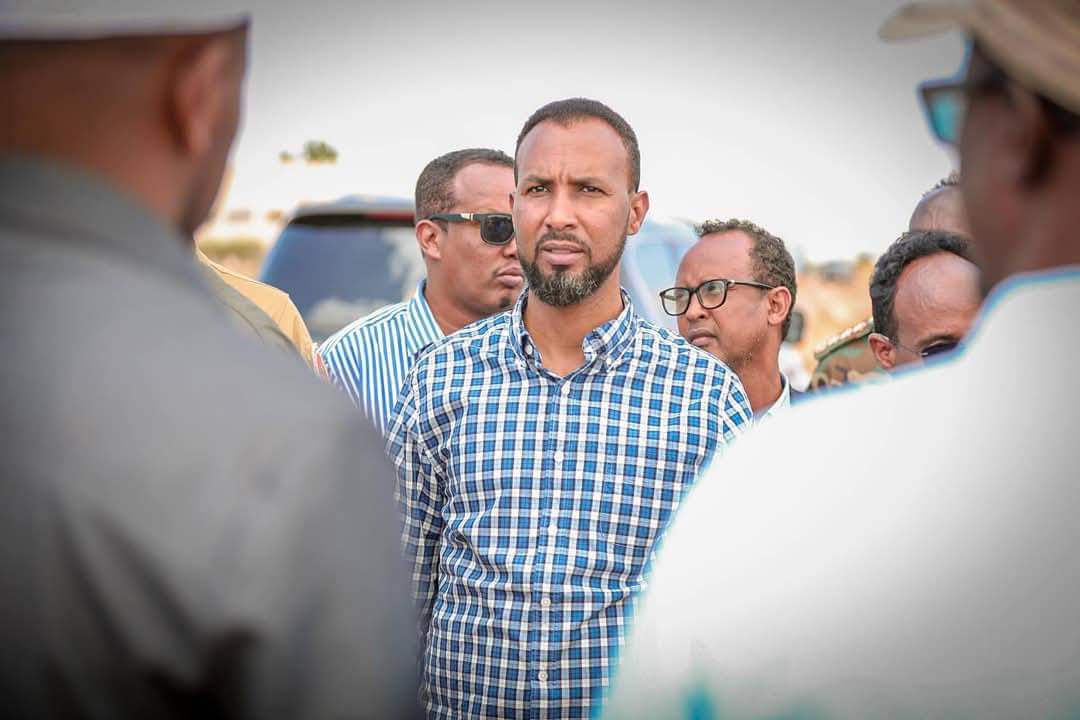 Waxaanu dhagax-dhiggnay dhismaha waddada isku xirta Barxada magaalada Carmo iyo Kulliyadda Tababarka Ciidanka Booliska, taas oo dhererkeedu yahay 2KM.

#Puntland #Carmo