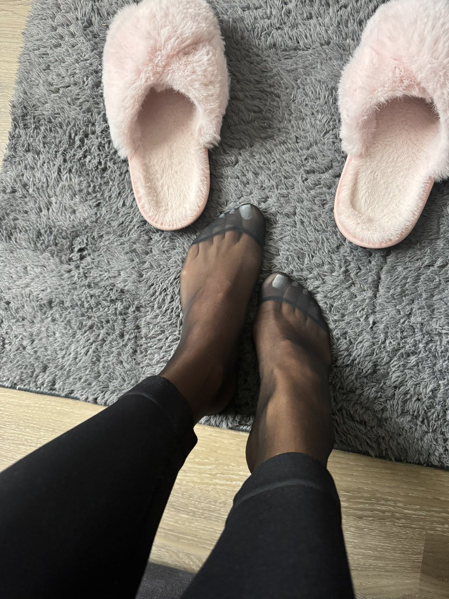 lejlo87's tweet photo. Morgen bekommen die Loser wieder schön ihren Lohn, den sie dann wieder Ruckzuck los sind 💸 und es ist mir so scheiß egal, wie sie den Monat überstehen… 
@feetpuppy90 @FeetForumArea @FootDaily724 @FindomPolish @CuriousFindomme @HallOfFameToes @RealLoser62 @ https://t.co/gW2y1BDO9i