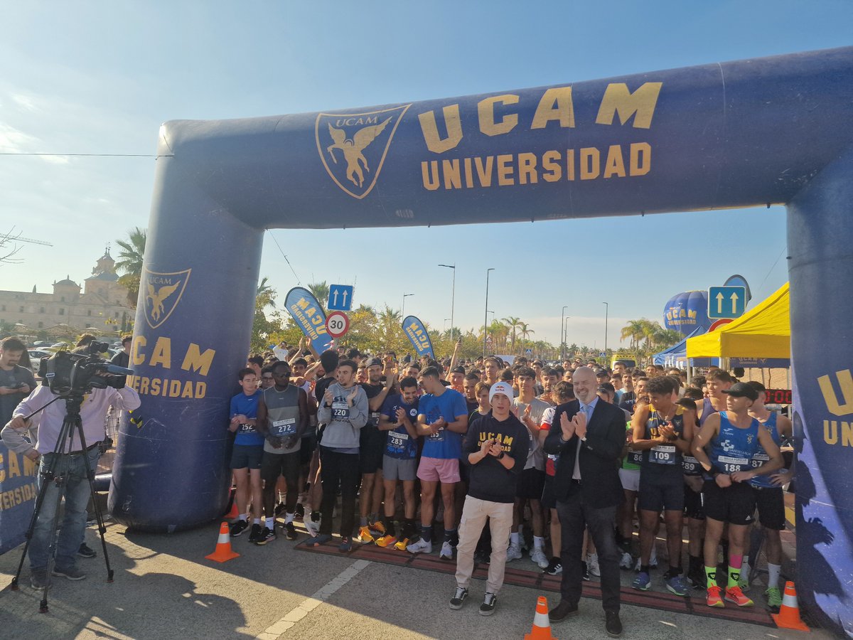 🦈🏍️ <a href="/37_pedroacosta/">Pedro Acosta</a>, piloto de <a href="/MotoGP/">MotoGP™🏁</a>, ha sido el encargado de dar la salida a la Milla Universitaria de la UCAM