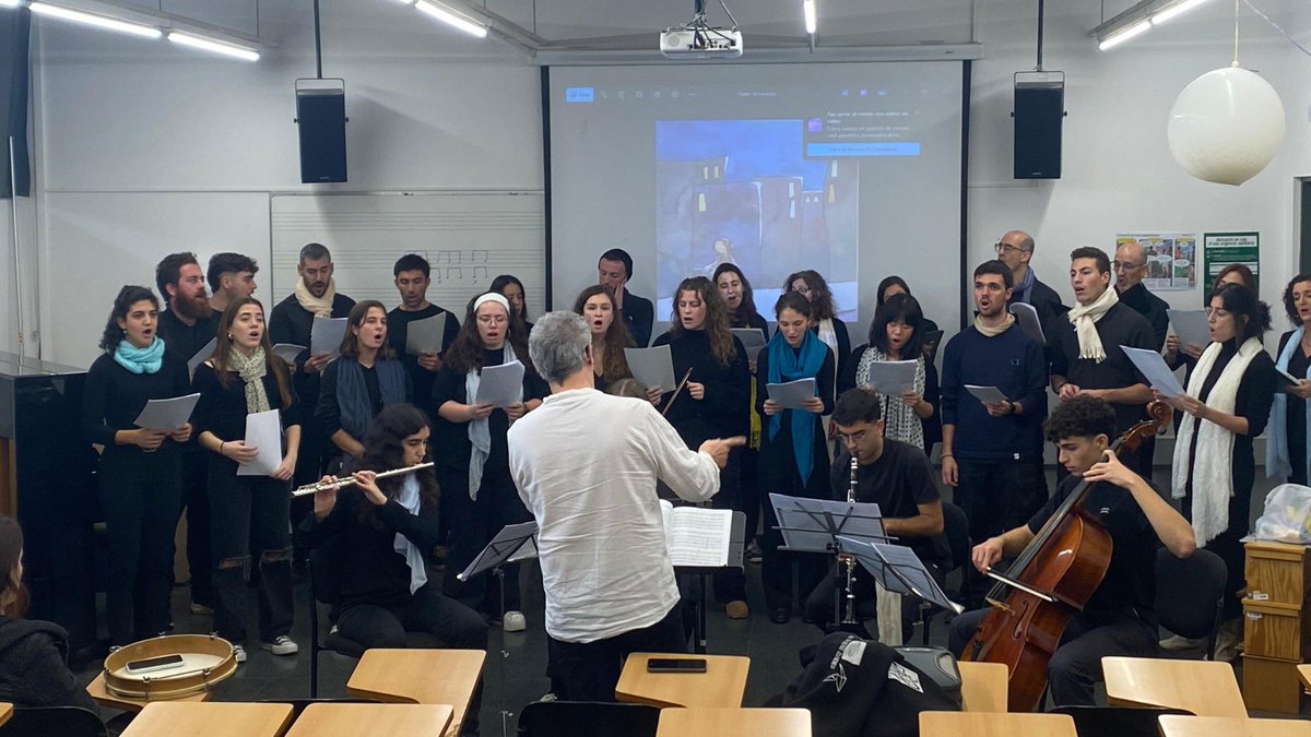 🎶 El passat dijous, vam celebrar Santa Cecília amb la cantata "La ciutat i la Lluna", composta per Poire Vallvé. Estudiants i professorat van oferir un concert ple de talent i emoció a l’Aula Toldrà. 💫