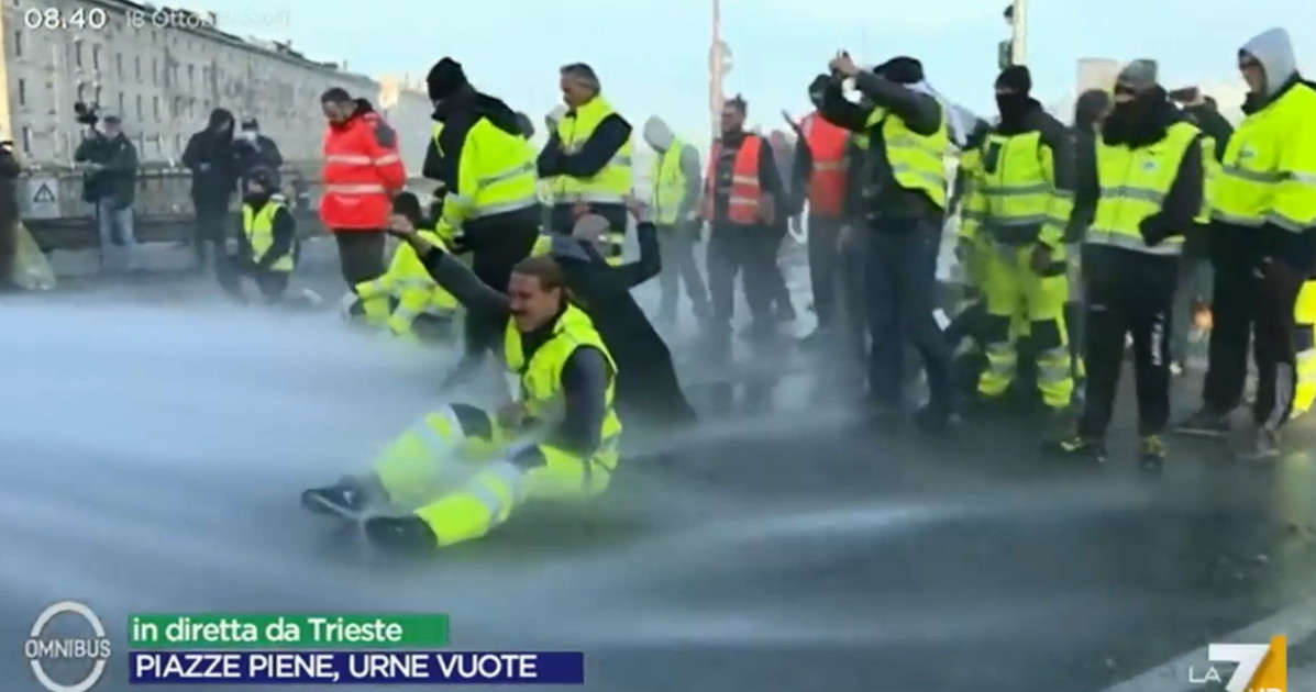 gr_grim's tweet photo. Domanda seria: come mai per sgomberare i maranza che bloccano le strade dando fuoco ai cassonetti questa soluzione (👇) improvvisamente non è più praticabile? https://t.co/haBvWwHbJX