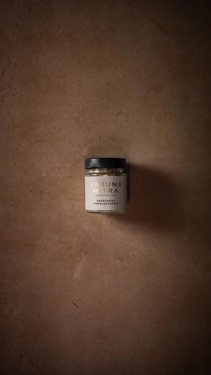 VarunaMitraDE's tweet photo. Unser geröstetes Knoblauchsalz 🧄 Hergestellt aus 100% Bio-Knoblauch, geröstet in reinem VM Senföl für intensive Aromen. Verfeinert mit einem einzigartigen ‘blend’ aus Kristallsalz und unserem hauseigenen Rauchsalz. 100%Manufaktur. 100%Genuss. 0%Schnickschnack #knoblauch #salz https://t.co/uGnkojSi5D