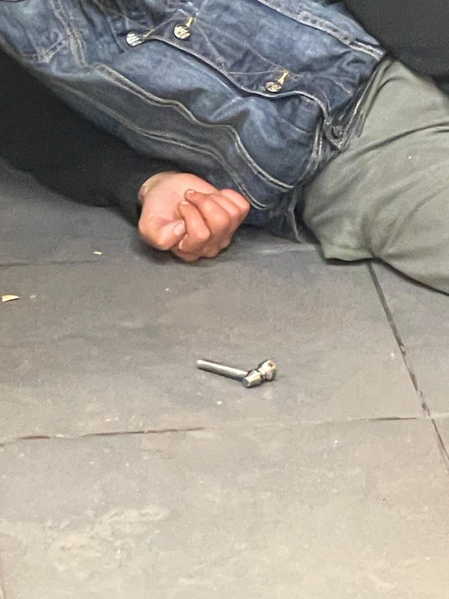 sanblaslucha's tweet photo. @metro_madrid @SufridoresMetro esto es lo que nos encontramos en la estación de Simancas muchos de los días! 
Necesitamos más vigilantes y protección!
@policia @policiademadrid @ComunidadMadrid @ayuso @DGobiernoMadrid 
#simancasabandonado
#sanblasabandonado https://t.co/mzAH0Vu3gC