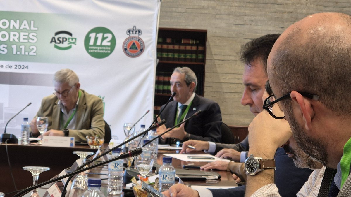 Subdirector112's tweet photo. @JuntaEx112 El Director del @E112Andalucia Juan Ramón Rodríguez interviene en el #ForoDirectores112 para exponer las experiencias con el envío de #Alertas a través del sistema #Es_Alert en #Andalucía https://t.co/Jmgnnc6YHz