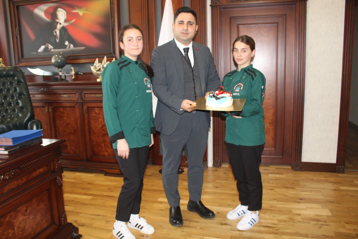 iyiderekay's tweet photo. İyidere Mesleki ve Teknik Anadolu Lisesi Yiyecek ve İçecek Hizmetleri Bölümü öğrencileri Kaymakamımız Sayın @ErayGrsoy ‘un askerlik hizmeti sonrası göreve tekrar başlamasını kutlamak amacıyla hazırladıkları anlamlı pastayı Kaymakamımıza hediye ettiler. https://t.co/pFaaqKt1n7