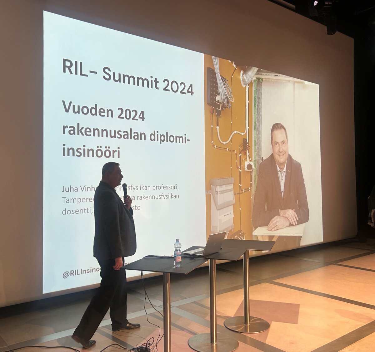 #rilsummit 2024 -seminaarissa nyt RILin Vuoden 2024 #DI:ksi valitun rakennusfysiikan prof. Juha Vinhan (@TampereUni) esitys! 🤗 Millaisia aiheita  alalla pitkään rakennusfysiikan kehittäjänä toiminut Vinha haluaa nostaa tulevaisuuteen liittyen?
Lue lisää👉bit.ly/49Q0vn2