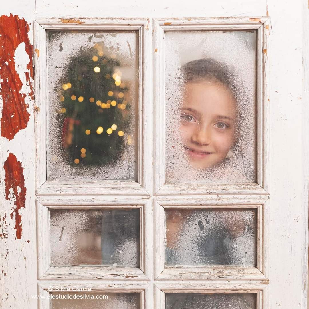 EstudiodeSilvia's tweet photo. Ya se ve Diciembre a lo lejos... seguimos a tope con la Navidad, disfrutando de reencuentros con familias maravillosas y descubrimientos nuevos.
Hoy mi pequeña Cloe, vaya mirada tiene mi niña, ¿verdad?... 🥰🎄❤️ https://t.co/UH6QDCCG4y