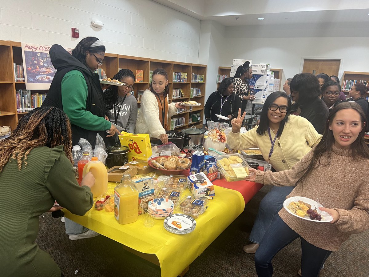 EastGarnerES's tweet photo. What a wonderful way to celebrate before the break! #Friendsgiving #ExplorerStyle @PrincipalArtis @SEasternArea @WCPSS https://t.co/1X3EGifLK0