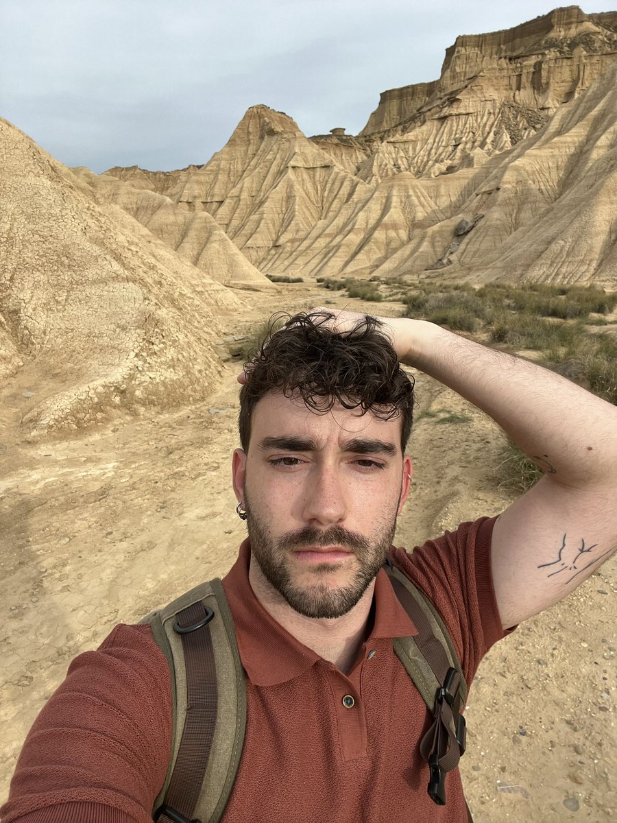 Holaa! en enero me mudo a Barcelona a hacer un máster y busco una habitación o piso para compartir 🤌🏼 soy muy majo y me gusta tener las cosas ordenadas. 

Estaría genial estar por el centro pero me adapto. Piso lgtb friendly xfa 🏳️‍🌈 

si sabéis de alguna hab o cualquier cosa 📩 🫰🏼