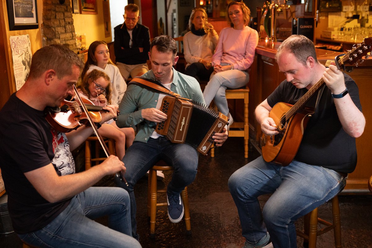 tyronetv_irl's tweet image. 🎶Buail isteach anocht ag 21.30 ar @TG4TV don dara eipeasóid den tsraith nua de Scoil Samhraidh Willie Clancy!🎶

🎶Tune in tonight from 21.30 on @TG4TV for the second episode in the new series of Scoil Samhraidh Willie Clancy!🎶

#SSWC