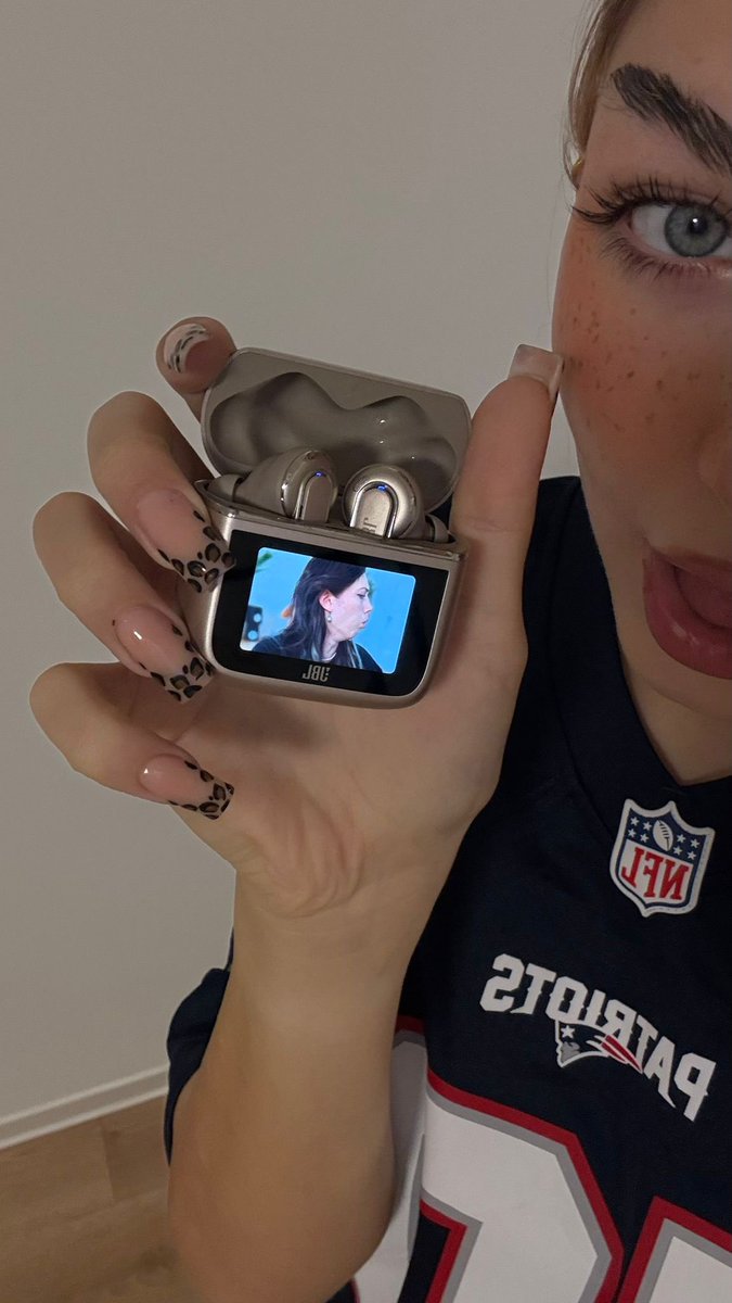 Was JBL vorschlägt vs. Realität (danke <a href="/xFibii/">Fibii</a> , wirklich danke, dass du genau DAS Foto ausgesucht hast, das bekommst du irgendwann zurück)
<a href="/JBLQuantumDE/">JBL Quantum Deutschland</a> #ad