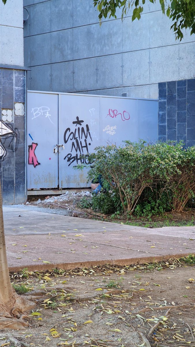 jmarnedo's tweet photo. Els veïns del Parc del nord de #Terrassa estem cansats de la Insalubritat degut a la presencia d’indígents que constantment fan les seves necessitats al parc, sense resposta per part del @ajterrassa @jordi_ballart https://t.co/u3AqADEyns