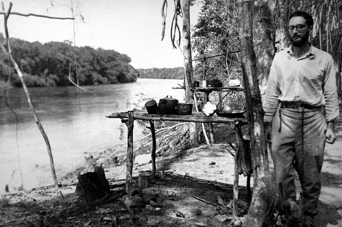 Daniel_Capivara's tweet photo. Hoje celebramos o nascimento de Claude Lévi-Strauss (28/11/1908), antropólogo e etnólogo francês, pai do estruturalismo! No Brasil, mergulhou na etnografia com os povos indígenas Bororo, Kadiwéu e Nambikwara, deixando um legado imenso para a antropologia. #LéviStrauss https://t.co/jCaVwRdVy6