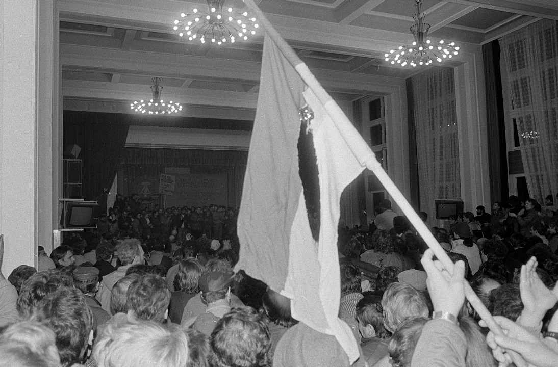 35 Jahre #FriedlicheRevolution: Am 4. &amp; 5. Dezember blicken Veranstaltungen in Erfurt, Suhl, Dresden, Halle und Frankfurt (O.) auf das Ende der Stasi in den Bezirken.
Alle Infos gibt es hier: bundesarchiv.de/stasi-unterlag…