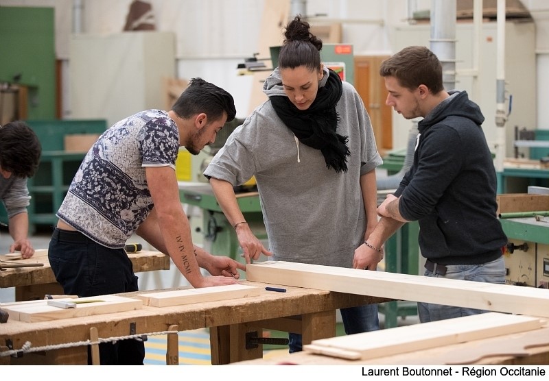 Occitanie's tweet photo. L'#Occitanie renforce son soutien à l'#apprentissage 👍
➕ de 2 Millions d'€ sont attribués à 260 #formations accueillant 1 400 apprentis.
6 nouveaux centres vont également bénéficier d'une modernisation pour garantir de bonnes conditions d'études 🍀

👉 https://t.co/4Sa91fSvGy https://t.co/TEN1i5OGbU