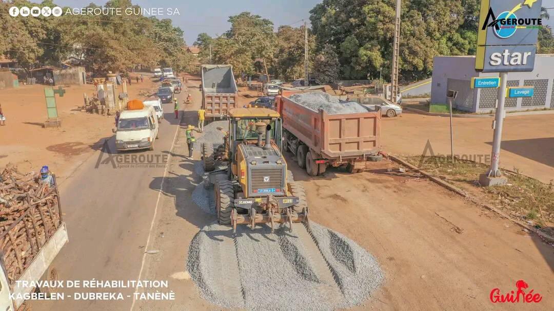 ABOUHUD's tweet photo. Magnifiques et Réconfortantes images des travaux en cours d’exécution de la réhabilitation de l'axe Kagbelen-Tanènè ici en Guinée Conakry
Dorénavant Aucun « chinois » ne va mourrir avec nos PROJETS maintenant 🤣🤣🤣
#Guinee 🇬🇳
#Conakry
#tanene https://t.co/Smu41e98Oh