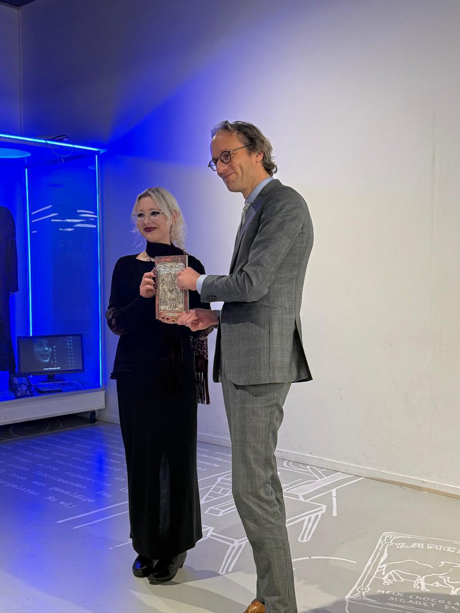 Gisteren werd Het Goudse Librije kijk-, lees- en doeboek  gepresenteerd. Wethouder Thierry v. Vugt kreeg het 1e ex. van Anna Frijters, die het heeft vormgegeven. Een mooi cadeau voor deze maand! Te koop voor 14,95 <a href="/Kruimgouda/">Kruim Gouda</a> , <a href="/SintJanskerk/">Sint-Janskerk Gouda</a> , <a href="/BoekhandelSmit/">Boekhandel Smit</a>  en Love4yourcloset.