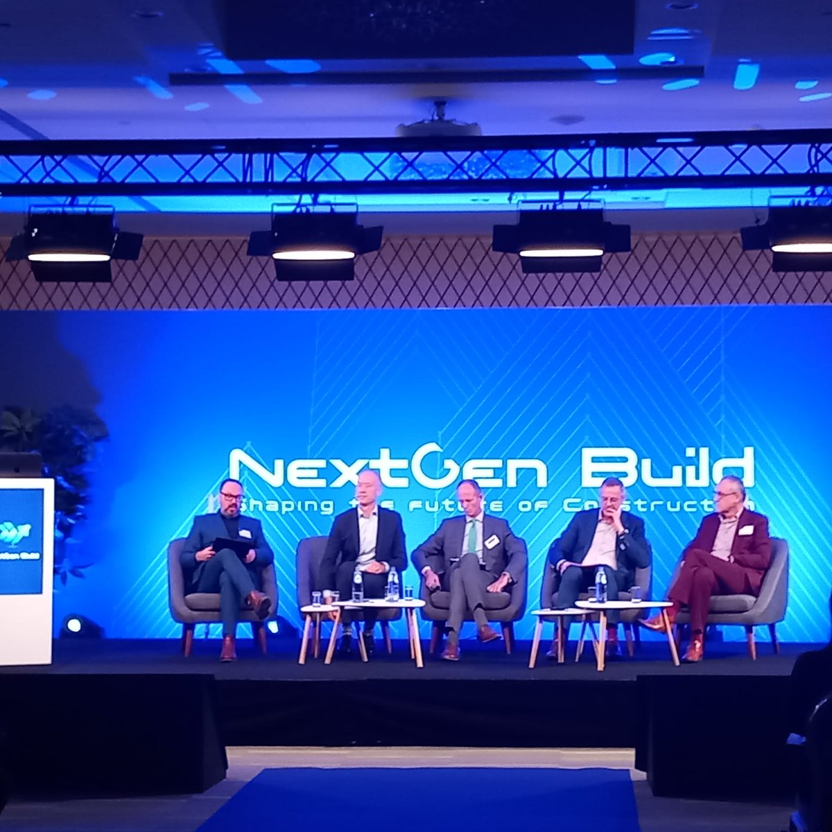 Bouwunie's tweet photo. Deze voormiddag tijdens #nextgenbuild zat onze gedelegeerd bestuurder @waeytensjp, samen met andere experts uit de bouwsector in het panelgesprek rond decarbonisatie in de bouwsector. https://t.co/2zuiOnbVm7