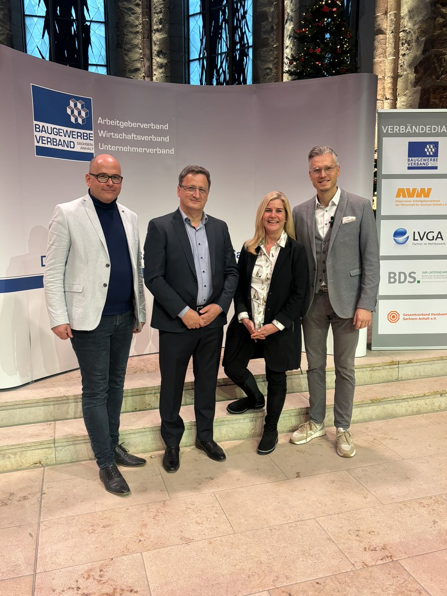 Gestern in Magdeburg: Unternehmer im Dialog mit der Politik! Unter dem Motto „Gemeinsam etwas bewegen!“ kamen in der Johanniskirche Sachsen-Anhalts Wirtschaft und Politik zusammen. Highlights:
➡️ Vortrag von Dr. Lydia Hüskens
➡️ Stehtischdiskussionen mit Landtagsparteien