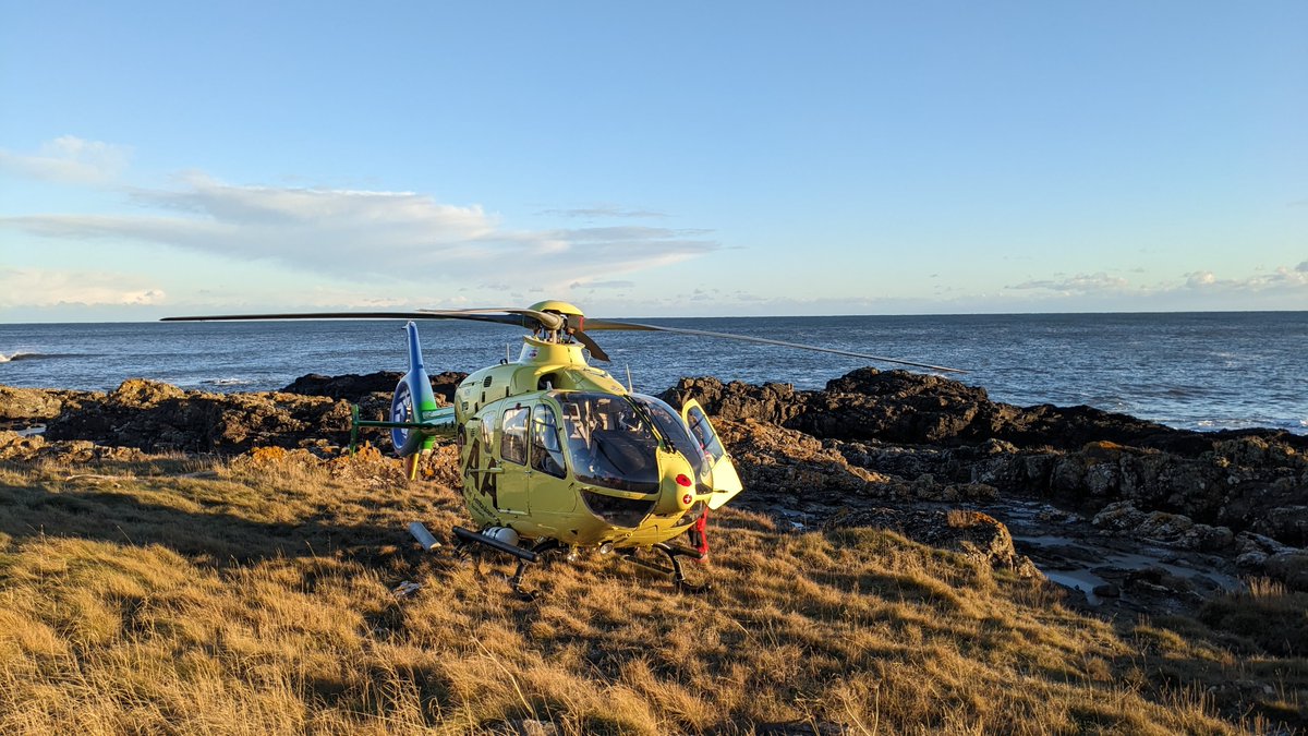 ScotAirAmb's tweet photo. SCAA was quickly on scene when a man suffered leg injuries and endured hypothermic conditions after falling into the sea while fishing off the shore near Montrose. The patient was airlifted to hospital care in Dundee. Please help us to get there in time: https://t.co/xJWv6n8x0D https://t.co/ZBg9MfJUpO
